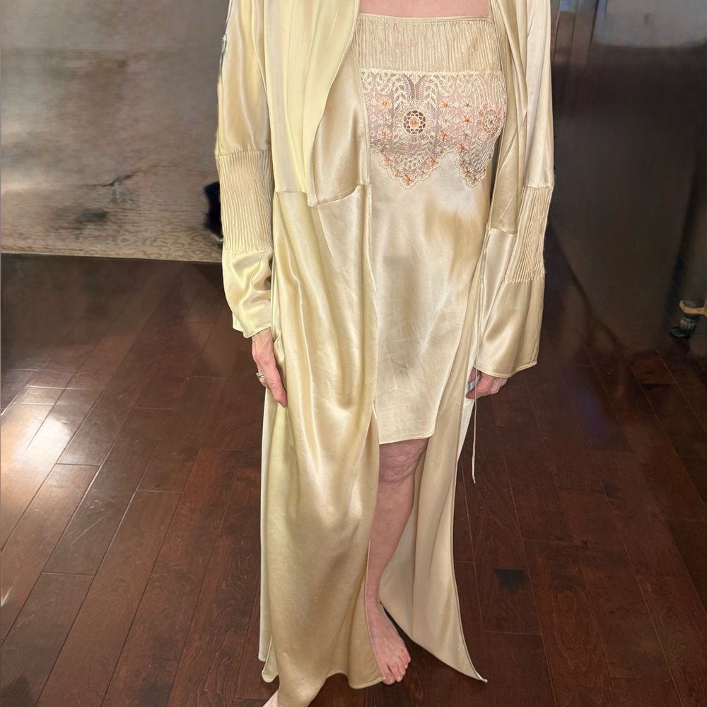 La Perla Elegant Cream Silk Nightgown and Robe Set
100% silk